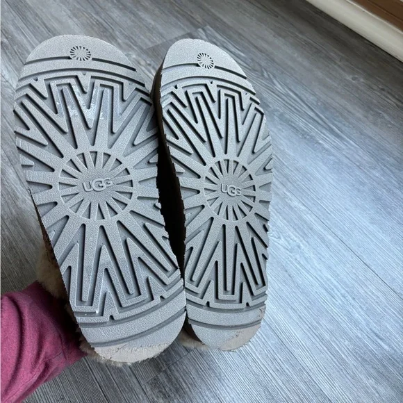 UGG Moccasin - Picture 7 of 12